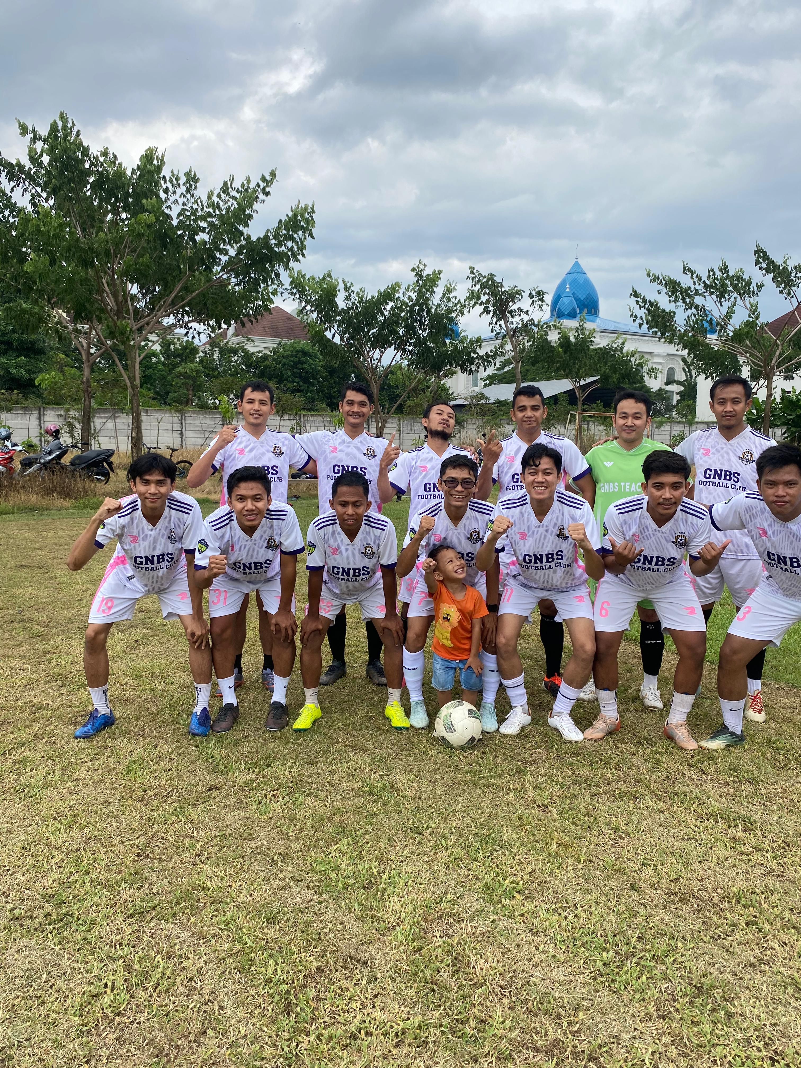 Tim sepak bola GNBS berfoto di lapangan