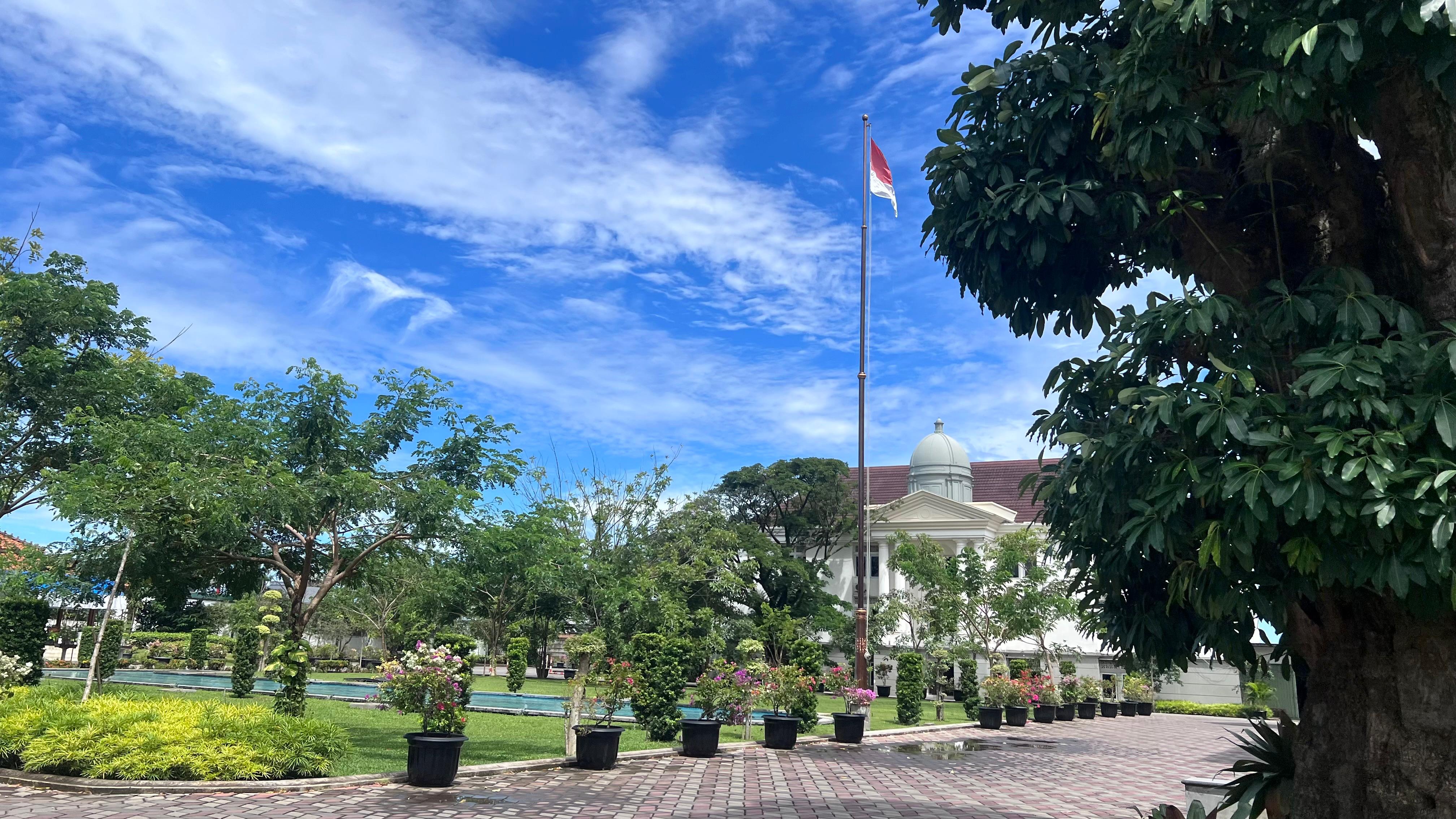 Halaman utama pondok dilihat dari jauh