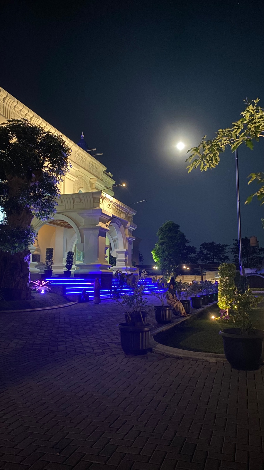 Halaman masjid pondok pada malam hari