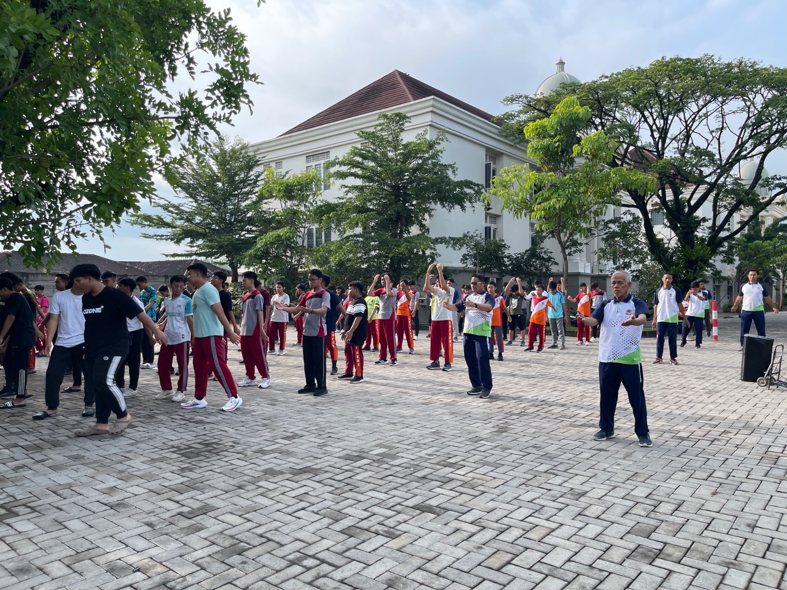 Santri mengikuti senam pagi di halaman sekolah