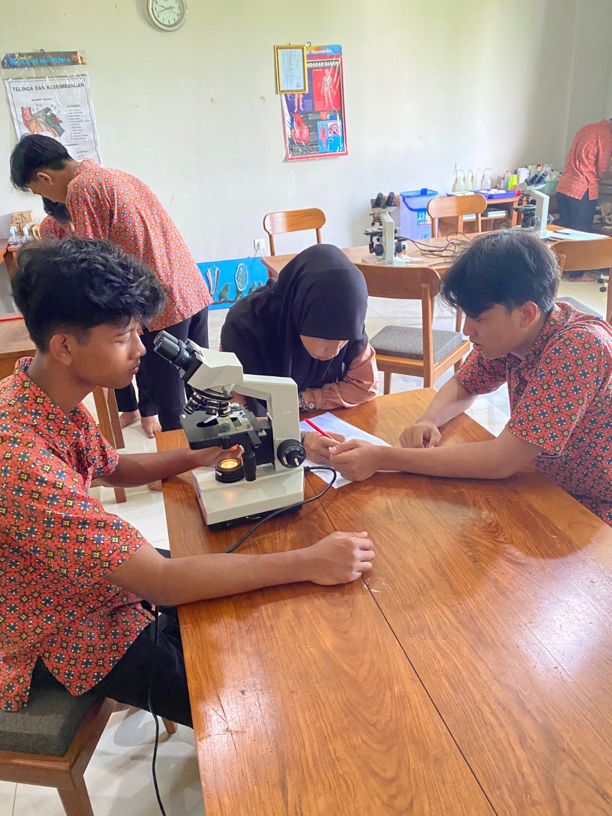 Santri praktikum di laboratorium