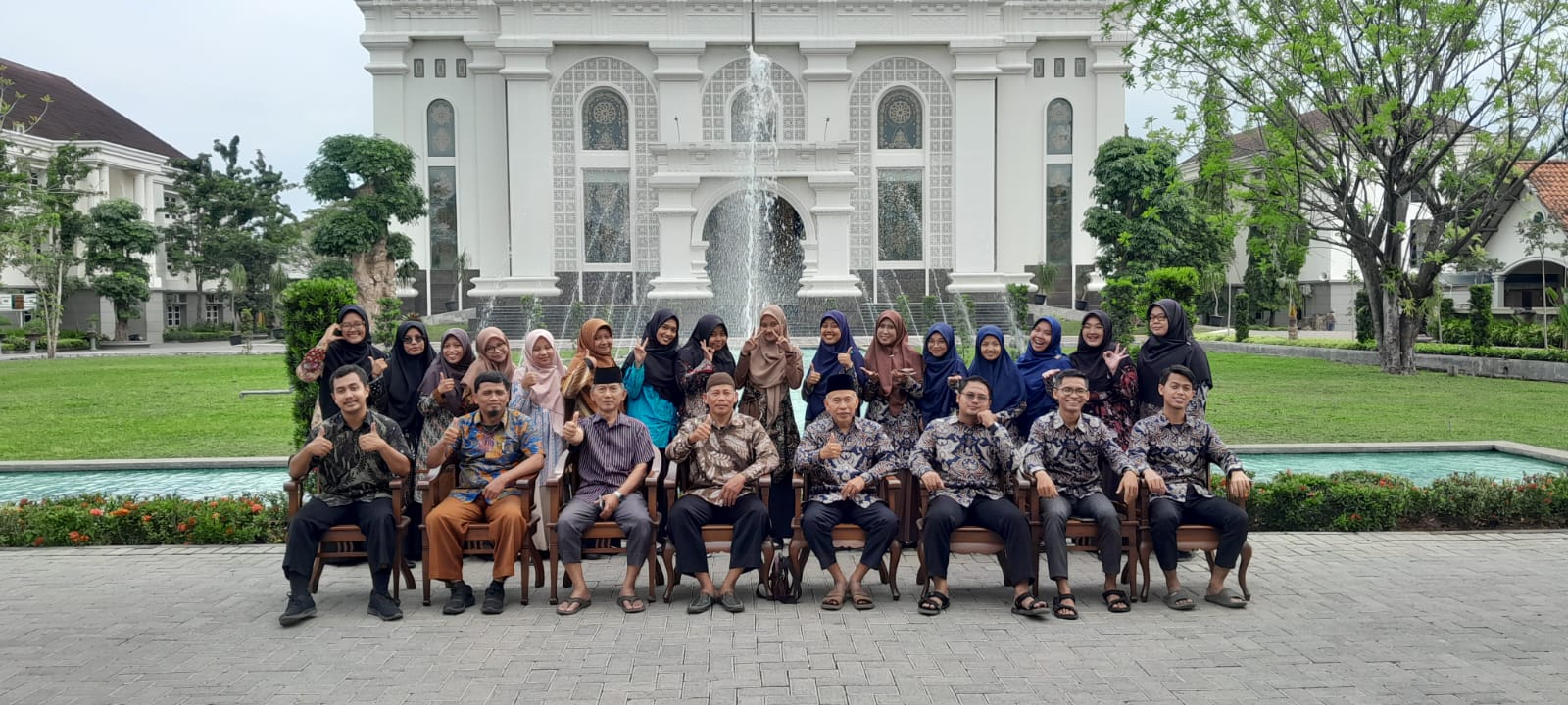 Tim guru dan staf Baitul Munir di halaman masjid